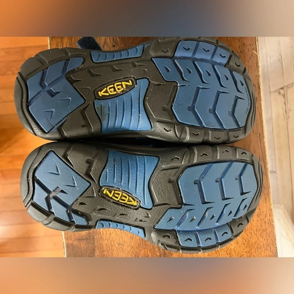 Keen Newport H2 Hiking Sandals Shoes Youth Blue Slip resistant water Size 2
